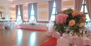 Krásna svadba v bielom dekore s čerstvou kvetinovou výzdobou z 22/9/18 v elegantných priestoroch Reduty Celebration